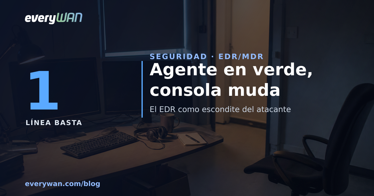 Lloc de monitoratge buit de nit, amb els dos monitors apagats, uns auriculars sobre la taula i la cadira apartada