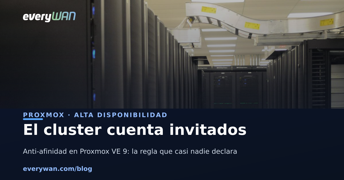 Passadís d'un centre de dades amb dues fileres d'armaris de rack idèntics i llums d'estat blaves al fons
