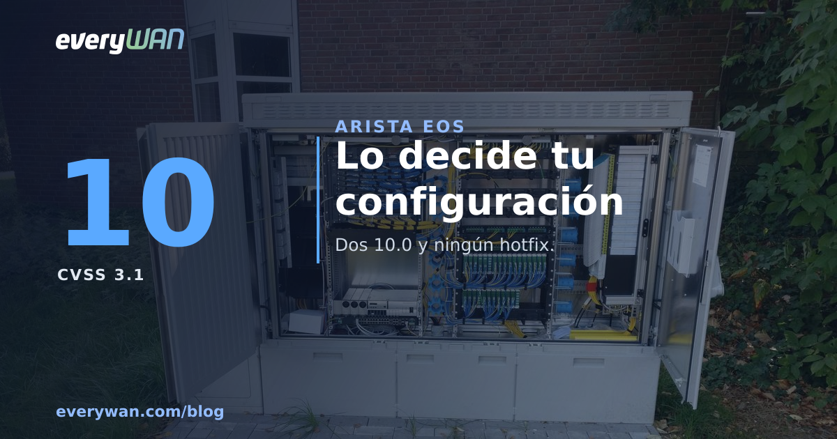 Armari de distribució de fibra obert al carrer, amb safates, llatiguets i mòduls a la vista