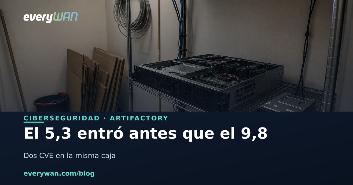 Servidor de dos alturas con la tapa quitada sobre una estantería metálica, en el trastero de una oficina, con cartones apoyados en la pared