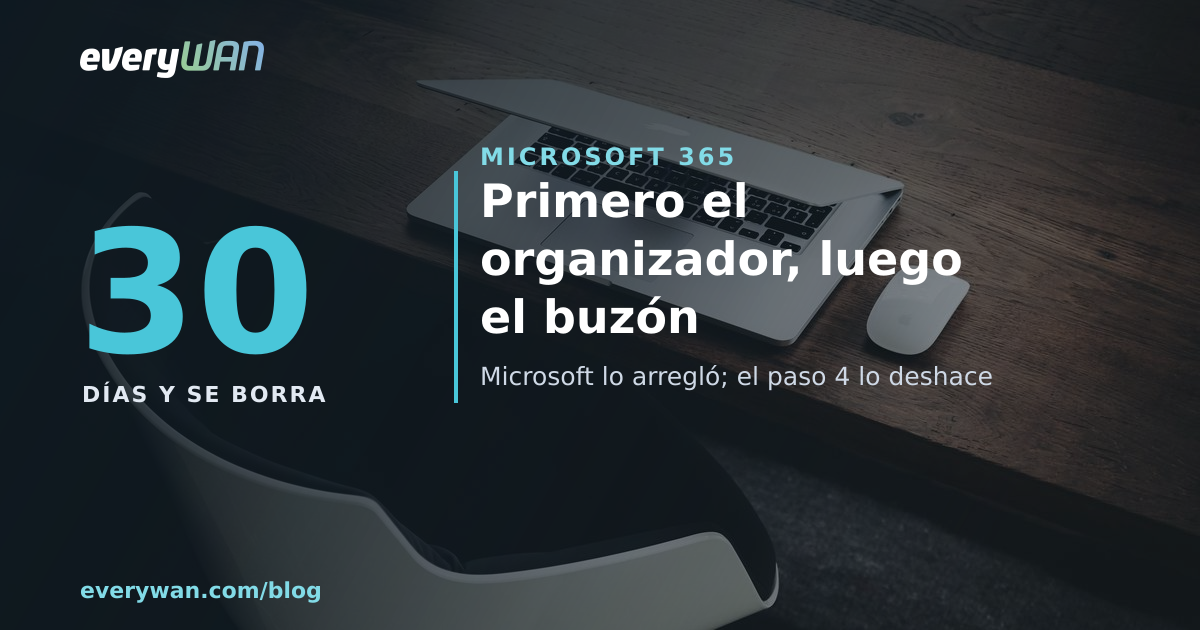 Una silla vacía retirada de una mesa de madera con un portátil entreabierto y un ratón encima