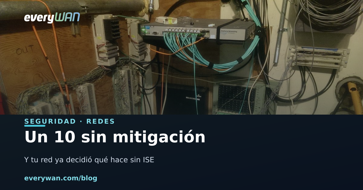 Interior d'un armari de comunicacions de planta amb switch, panell de connexions, regletes i cablejat de coure i fibra