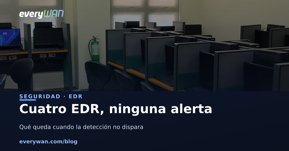 Fileres de llocs amb ordinadors en una sala buida; només una pantalla encesa