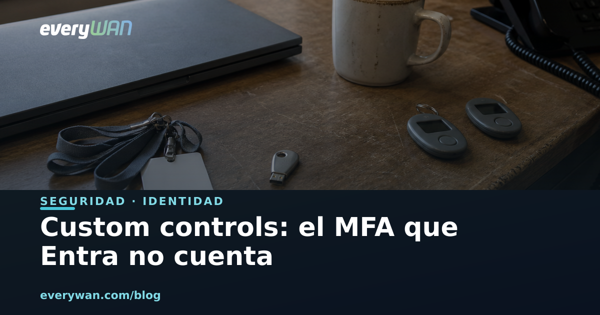 Mesa de oficina con un portátil cerrado, una llave de seguridad USB, una tarjeta de acceso en su cordón y dos tokens OTP de llavero con la pantalla apagada