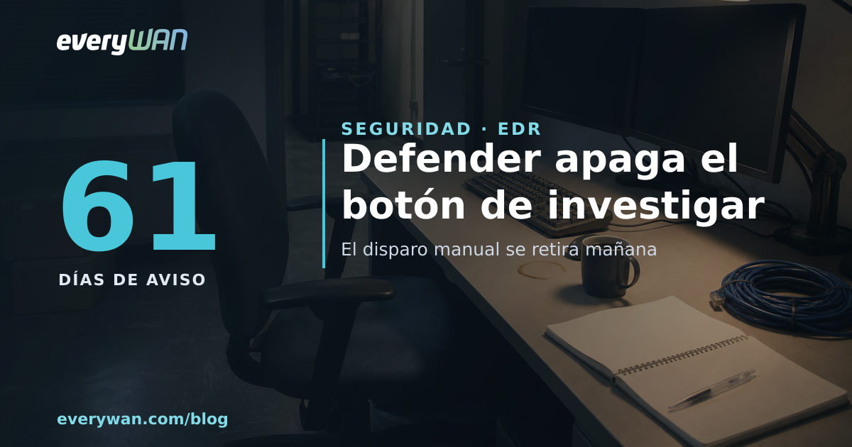 Puesto de trabajo vacío en una oficina técnica de noche: dos monitores apagados, teclado gastado, taza de café fría y una libreta abierta bajo la luz de un flexo