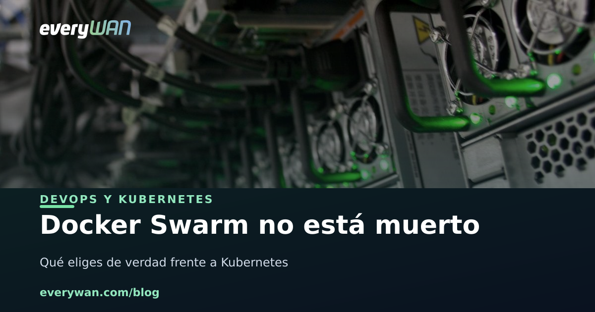 Parte trasera de una fila de servidores idénticos montados en rack, con sus pilotos verdes encendidos y el cableado de alimentación y de red recogido por encima