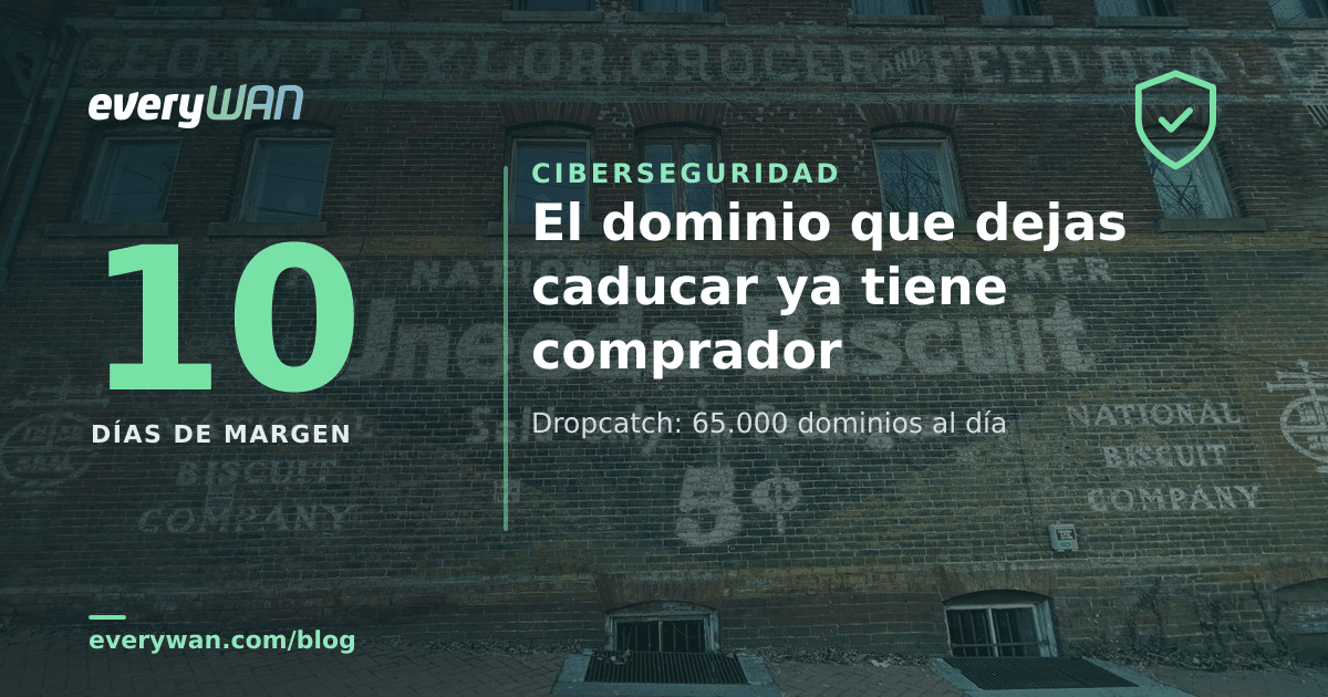 Muro de ladrillo con la publicidad pintada de un comercio que ya no existe: el nombre sigue ahí mucho después de que el negocio cerrara