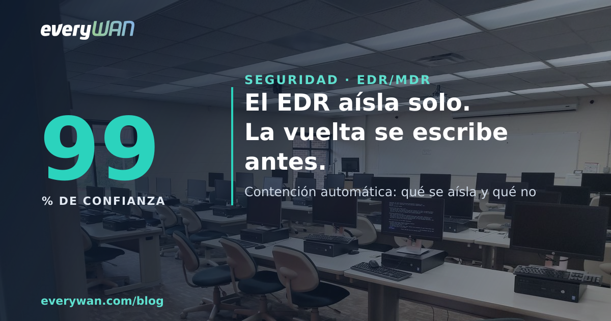 Sala con filas de puestos de trabajo: torres bajo las mesas, monitores apagados, teclados y cables recogidos