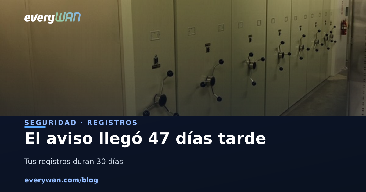 Pasillo de estanterías compactas de archivo, cerradas, con sus manivelas de accionamiento