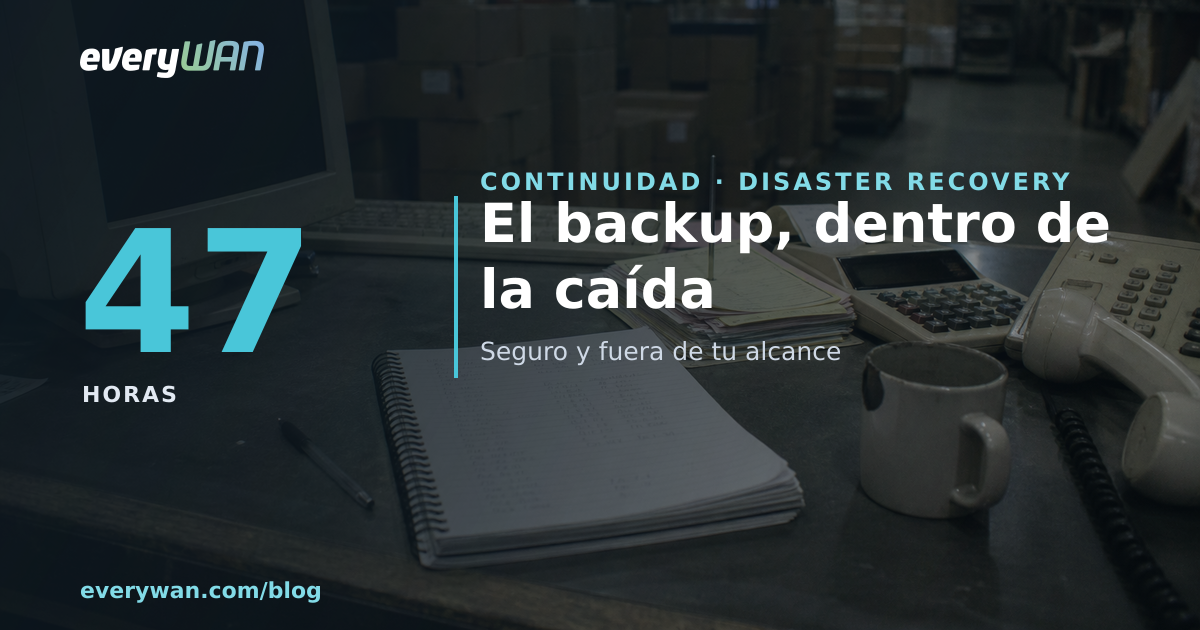 Taulell de comandes d'un magatzem amb el monitor apagat apartat a un costat, una llibreta d'espiral amb les comandes apuntades a mà, albarans en un punxó, una calculadora de cinta i un telèfon despenjat