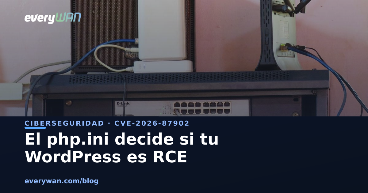 Armario de comunicaciones montado en la pared de una pequeña empresa, con un router, un módem y un switch, y los cables recogidos sin orden dentro