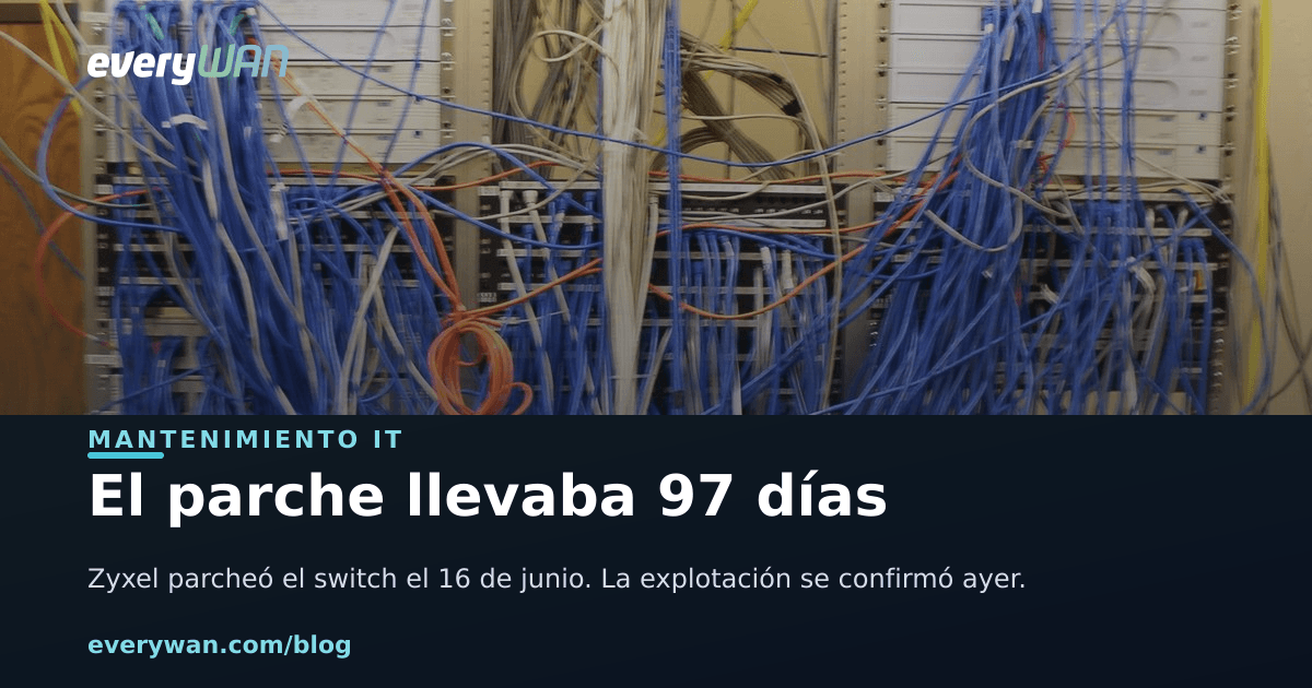 Armario de comunicaciones con paneles de parcheo y una maraña de cables de red azules