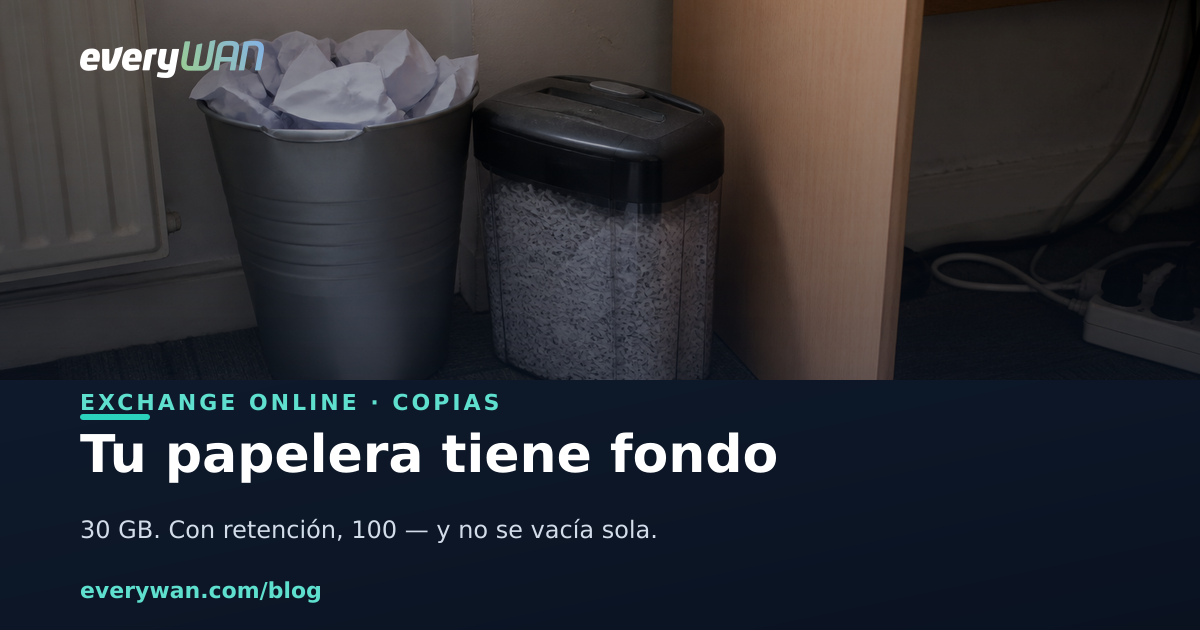 Rincón de oficina con una papelera metálica desbordada de papel y una destructora con el depósito lleno