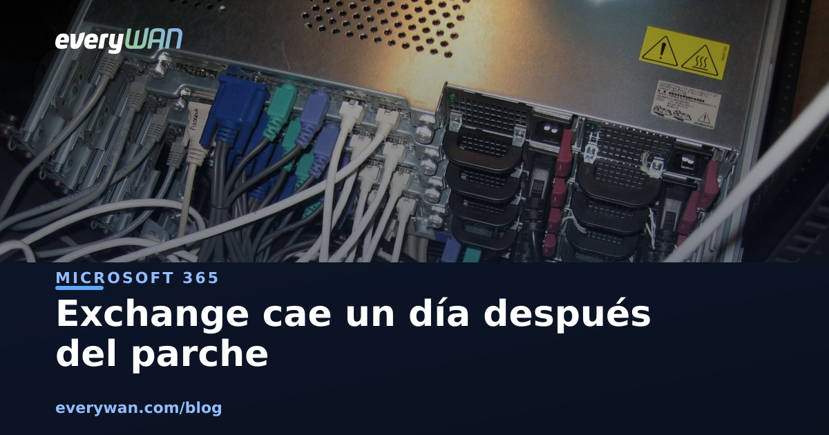 Parte trasera de un servidor montado en bastidor, con el haz de cables de red y de consola conectados y las etiquetas de aviso del fabricante