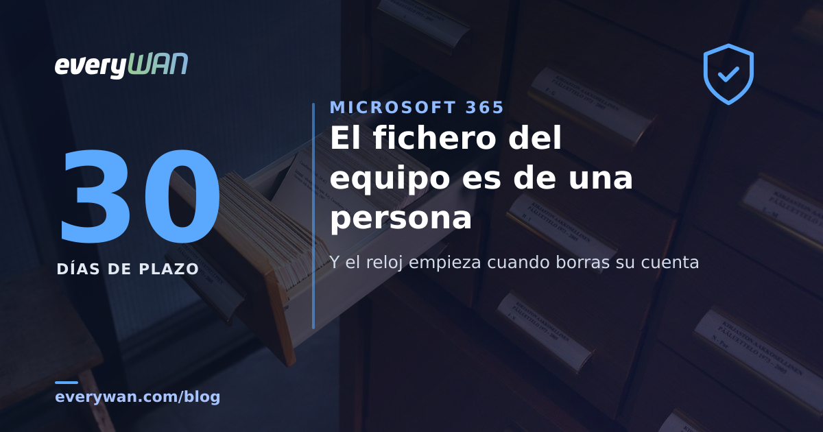 Fichero de archivo de madera con un cajón abierto lleno de tarjetas catalogadas: dónde vive de verdad cada documento y quién puede abrir el cajón