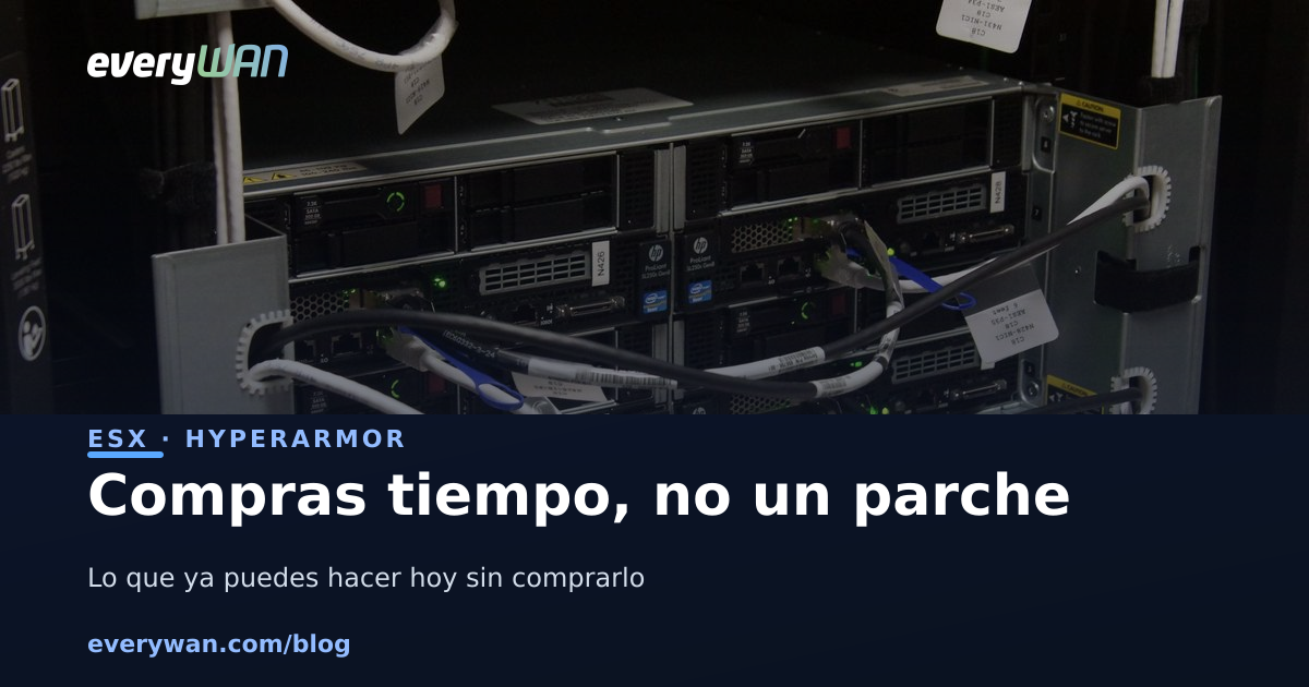 Frontals de servidors muntats en un xassís de rack, amb cables etiquetats a mà i pilots verds encesos