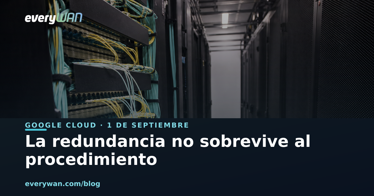 Pasillo estrecho de un centro de datos, con un rack abierto de paneles de parcheo de fibra en primer plano y latiguillos aguamarina y amarillos recogidos en las guías de cable