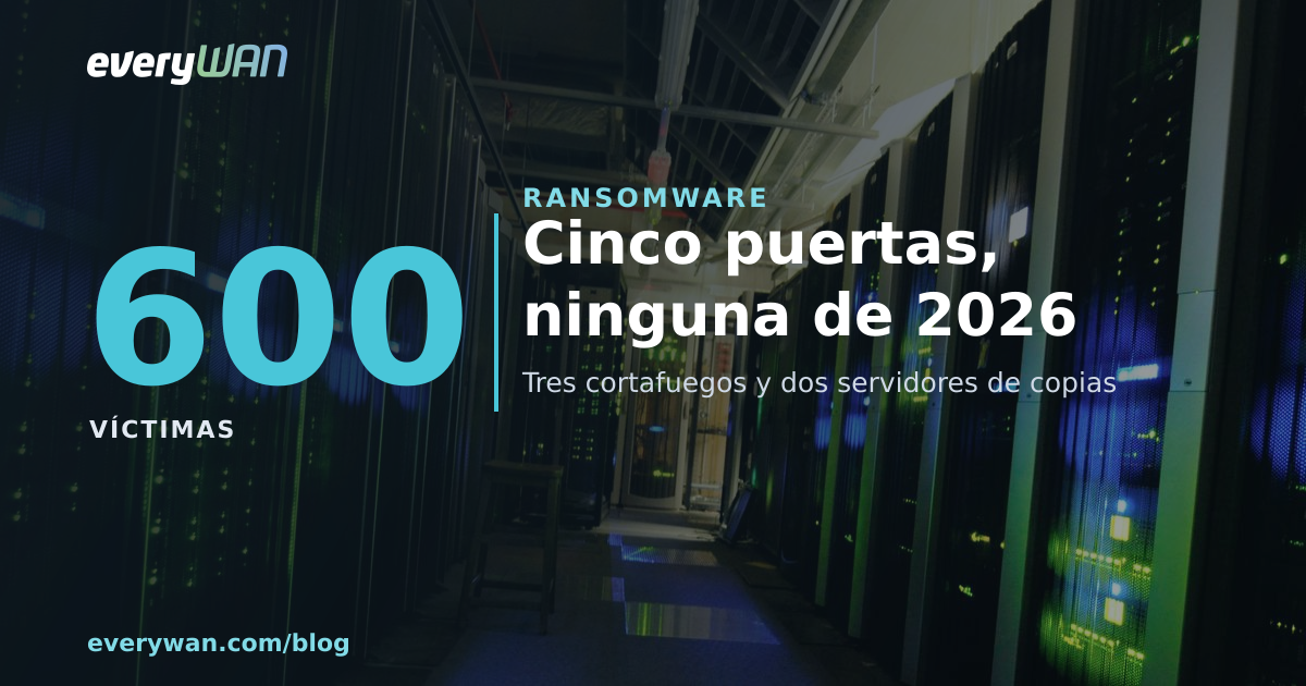 Pasillo entre armarios de servidores encendidos en una sala técnica real, con un taburete de madera olvidado en el pasillo