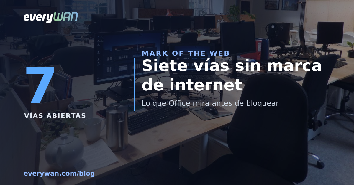 Llocs de treball amb monitors i teclats en una oficina diàfana