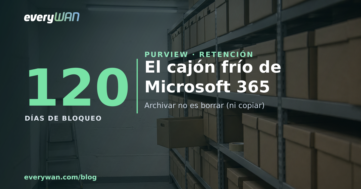 Sala de archivo con estanterías metálicas llenas de cajas de cartón y una caja sacada a medias del estante