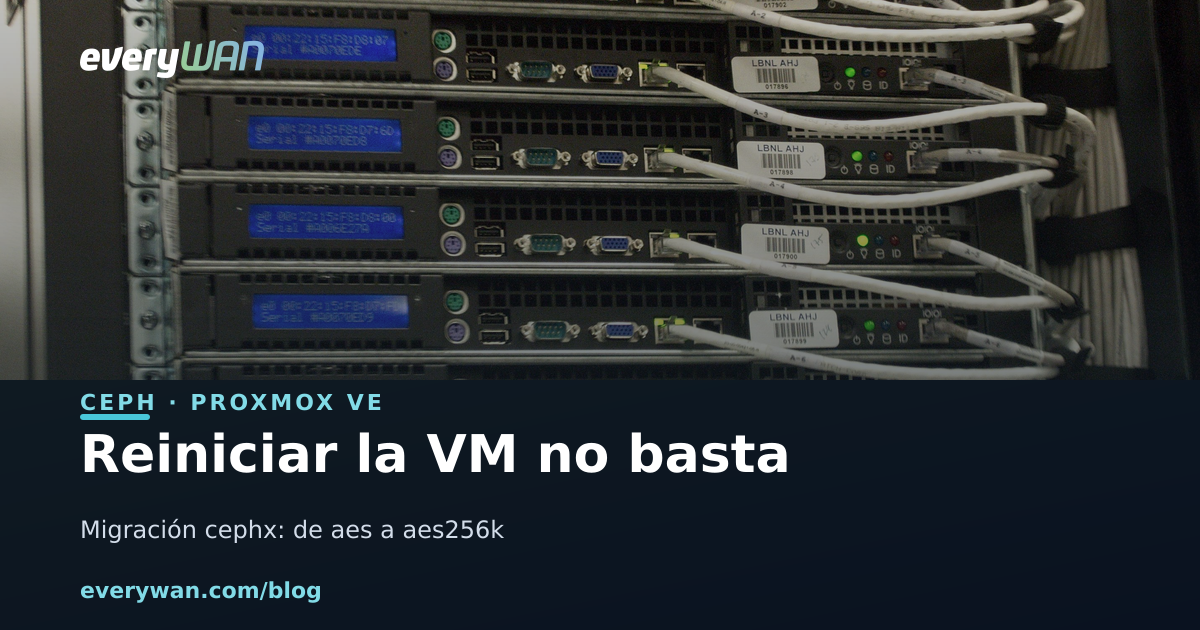Diversos servidors d'1U apilats en un rack, amb cablejat de xarxa blanc recollit i pantalles LCD d'estat al frontal