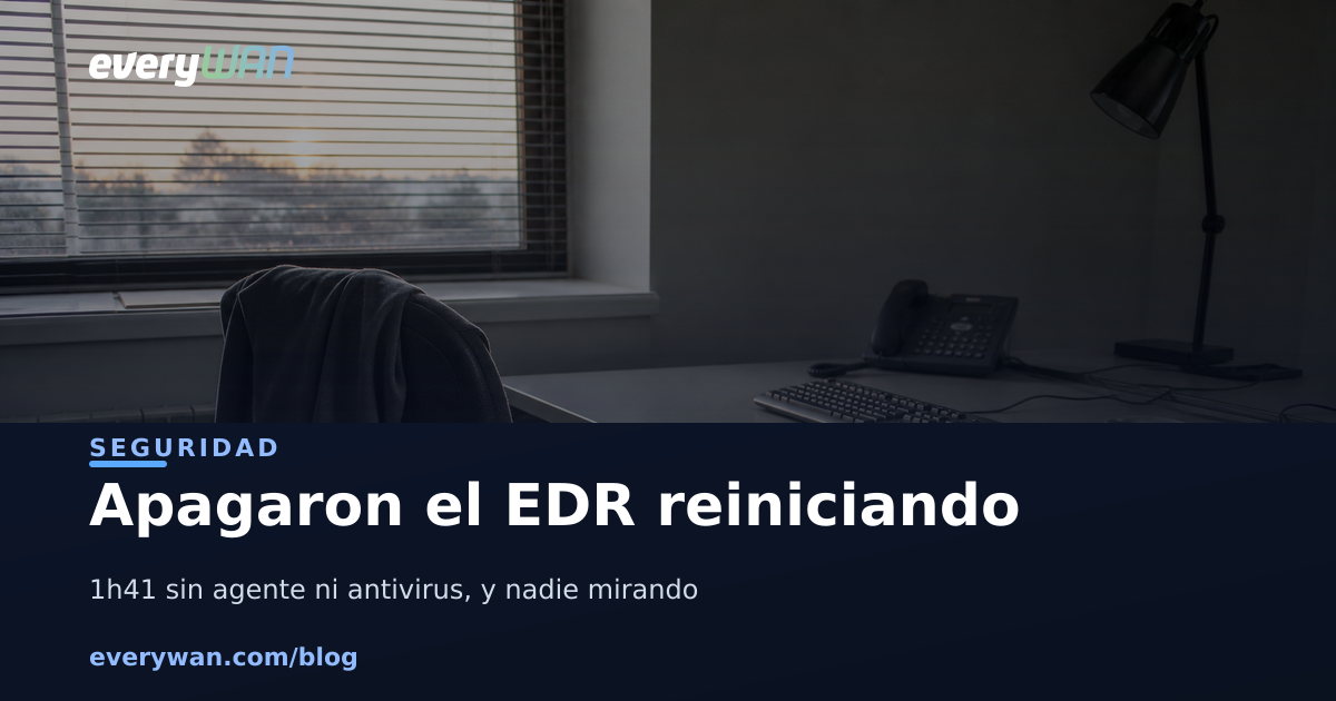Puesto de trabajo de una oficina vacío al amanecer, con la silla apartada, una taza fría y la persiana entreabierta