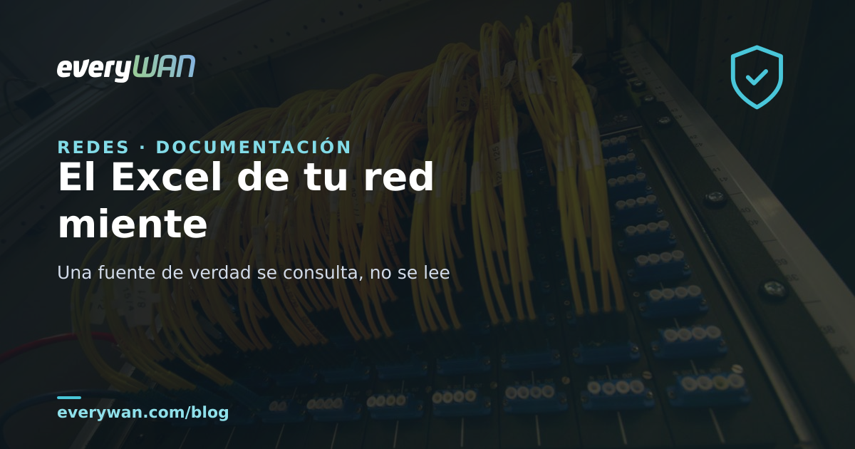Panell de connexions amb llatiguets etiquetats a mà: la documentació de xarxa que deixa de coincidir amb la realitat