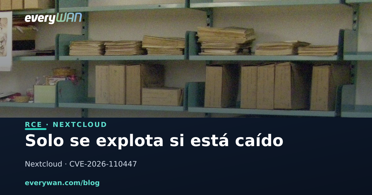 Estanterías metálicas de una sala de archivo con cajas y legajos de documentos