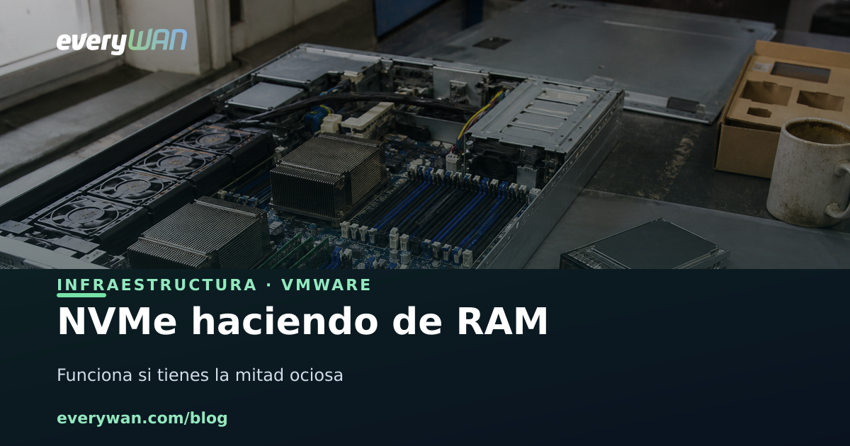 Servidor abierto sobre una mesa de taller con la tapa retirada, varios zócalos de memoria vacíos y otros poblados, y unidades NVMe de formato U.2 apoyadas al lado sobre una alfombrilla antiestática