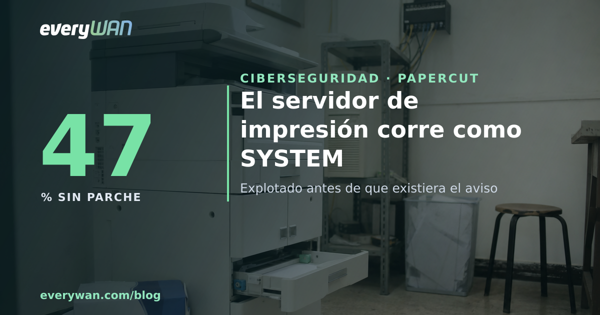 Cuarto de impresión de una oficina con una multifunción, cajas de papel y un servidor en una estantería metálica