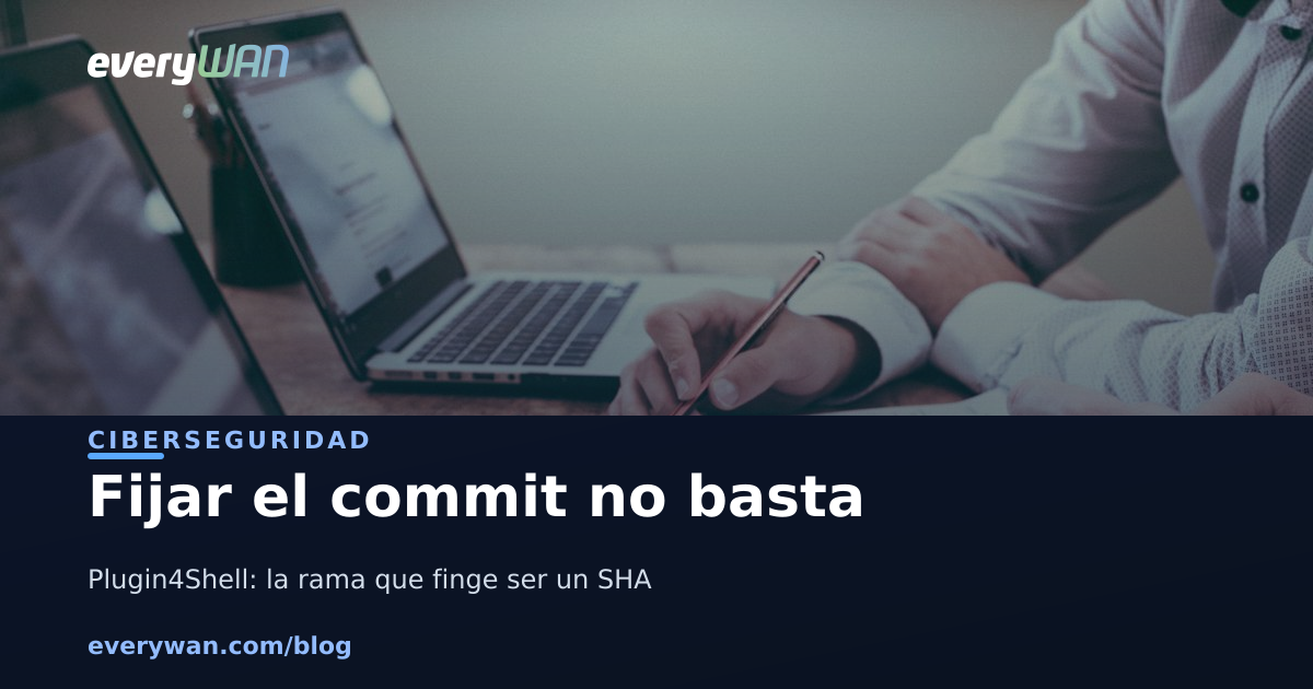 Dos portàtils oberts damunt d'una taula d'oficina i una mà escrivint sobre uns papers