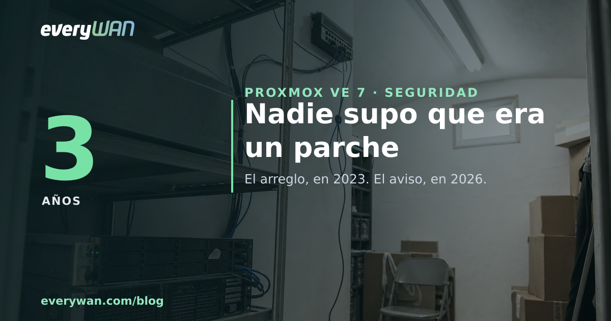 Dos servidors de rack vells estirats en una prestatgeria metàl·lica d'un quarto de mals endreços, encara encesos i cablejats, entre caixes de cartró i un pal de fregar
