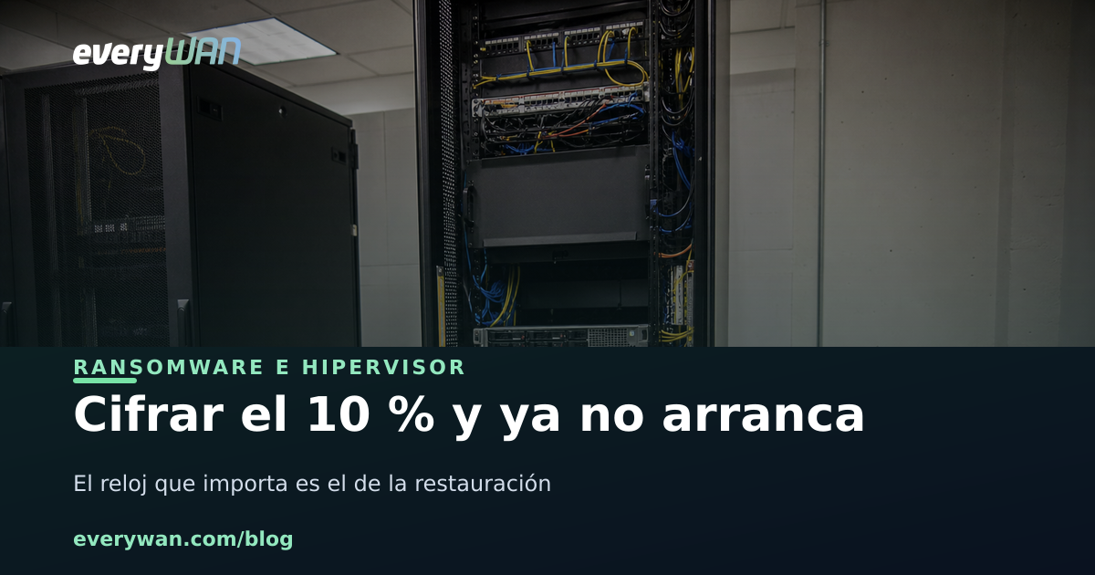 Rack obert en una sala de servidors amb dues safates de disc a mig treure