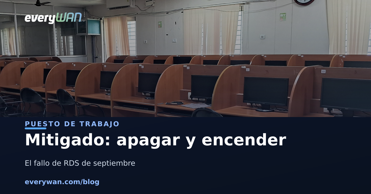 Oficina diàfana buida a última hora de la tarda, amb els monitors apagats a les taules