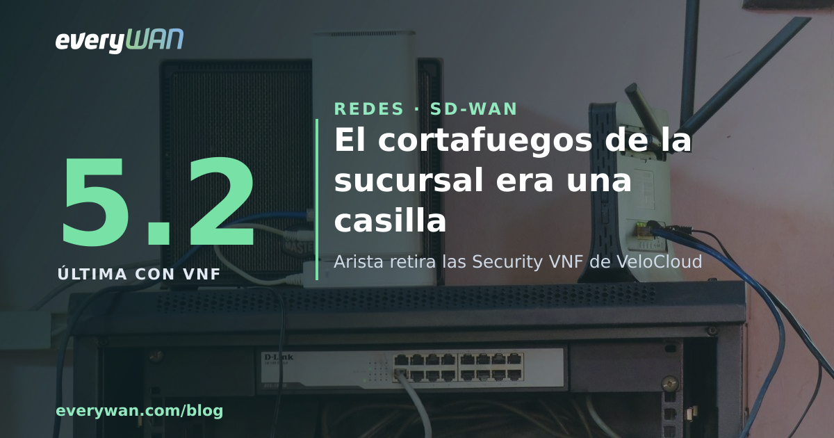 Armario de red de pared en una sede pequeña: switch de 16 puertos, router, ONT y cableado desordenado