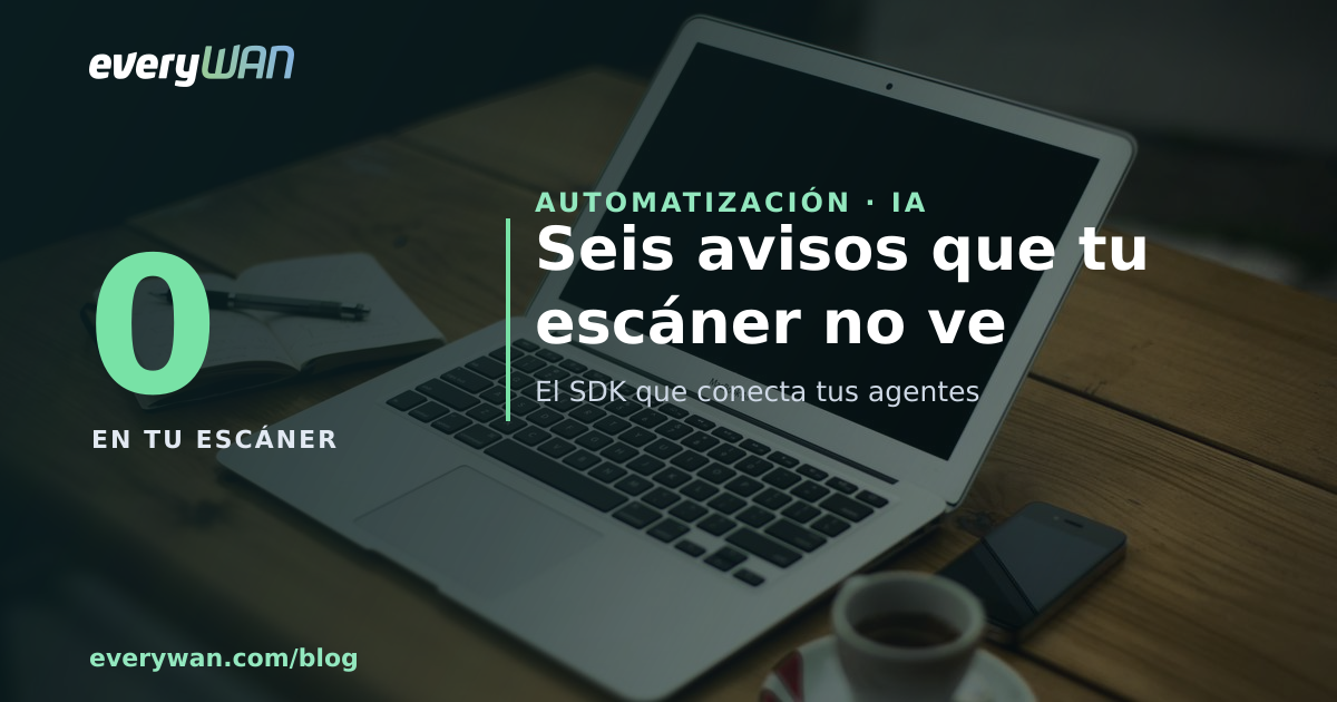 Escriptori amb un portàtil de pantalla apagada, una llibreta oberta amb anotacions a mà, un bolígraf i una tassa de cafè