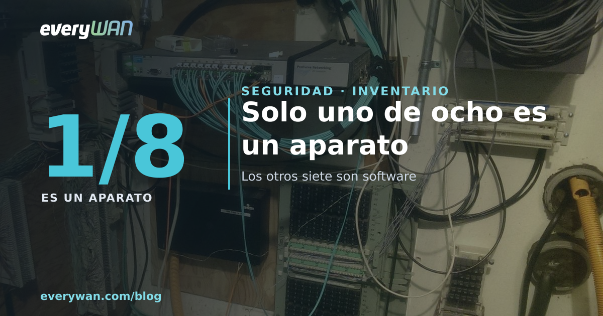 Cambra de cablatge d'un edifici amb un commutador sobre una lleixa, blocs de connexió antics i llautons solts