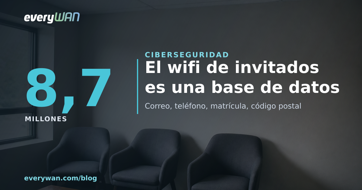 Sala d'espera d'oficina en penombra amb tres cadires grises arrenglerades contra la paret